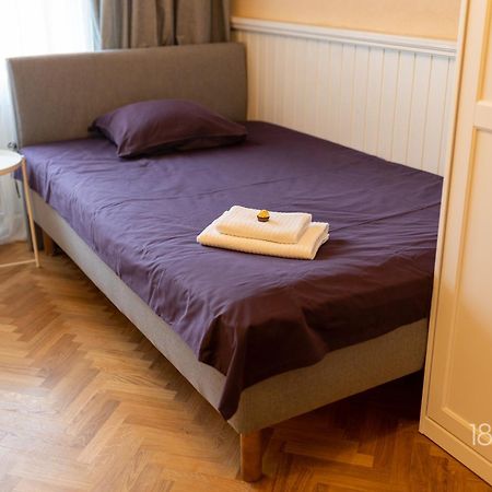 1800 By Vince Stay - Private Rooms In Town Hall Square Tartu Exteriör bild