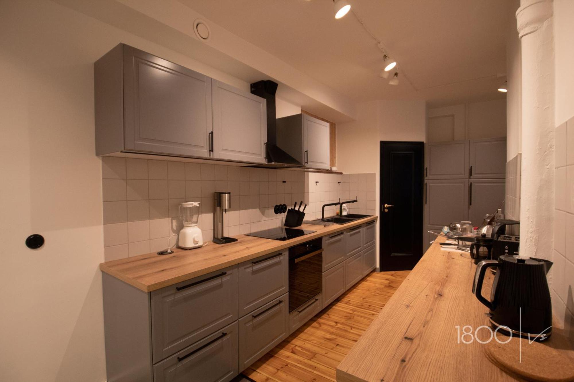 1800 By Vince Stay - Private Rooms In Town Hall Square Tartu Exteriör bild