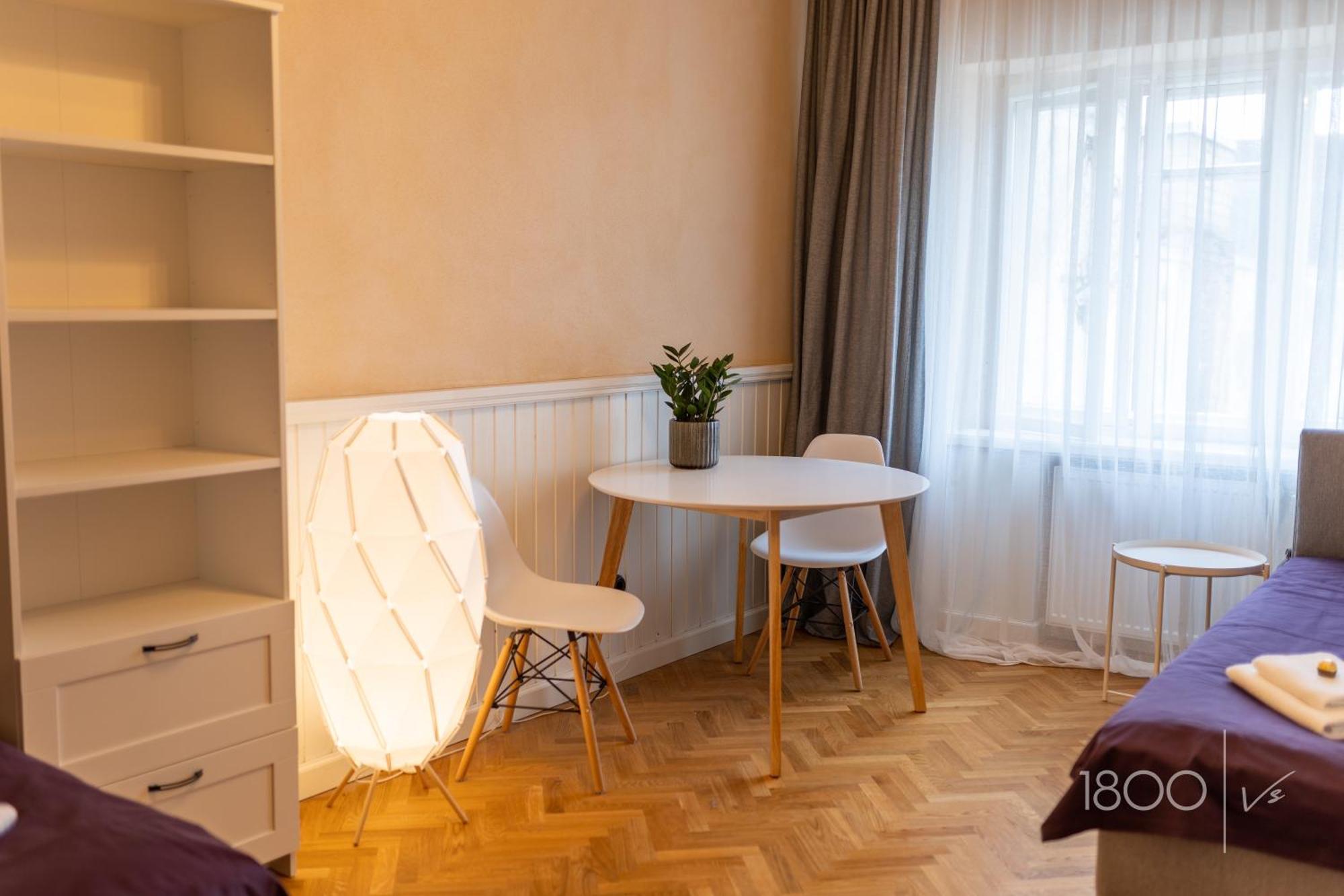 1800 By Vince Stay - Private Rooms In Town Hall Square Tartu Exteriör bild