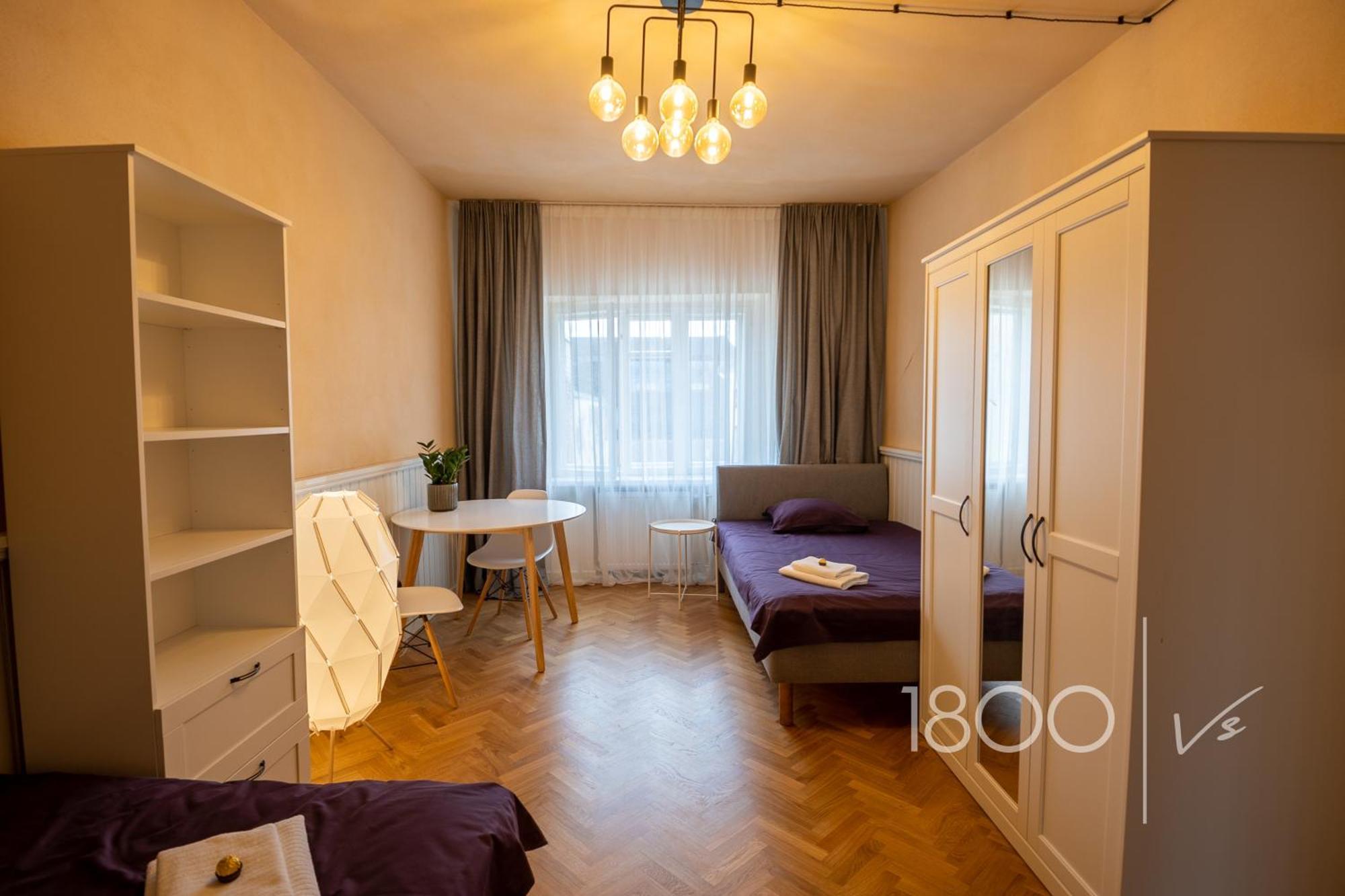 1800 By Vince Stay - Private Rooms In Town Hall Square Tartu Exteriör bild