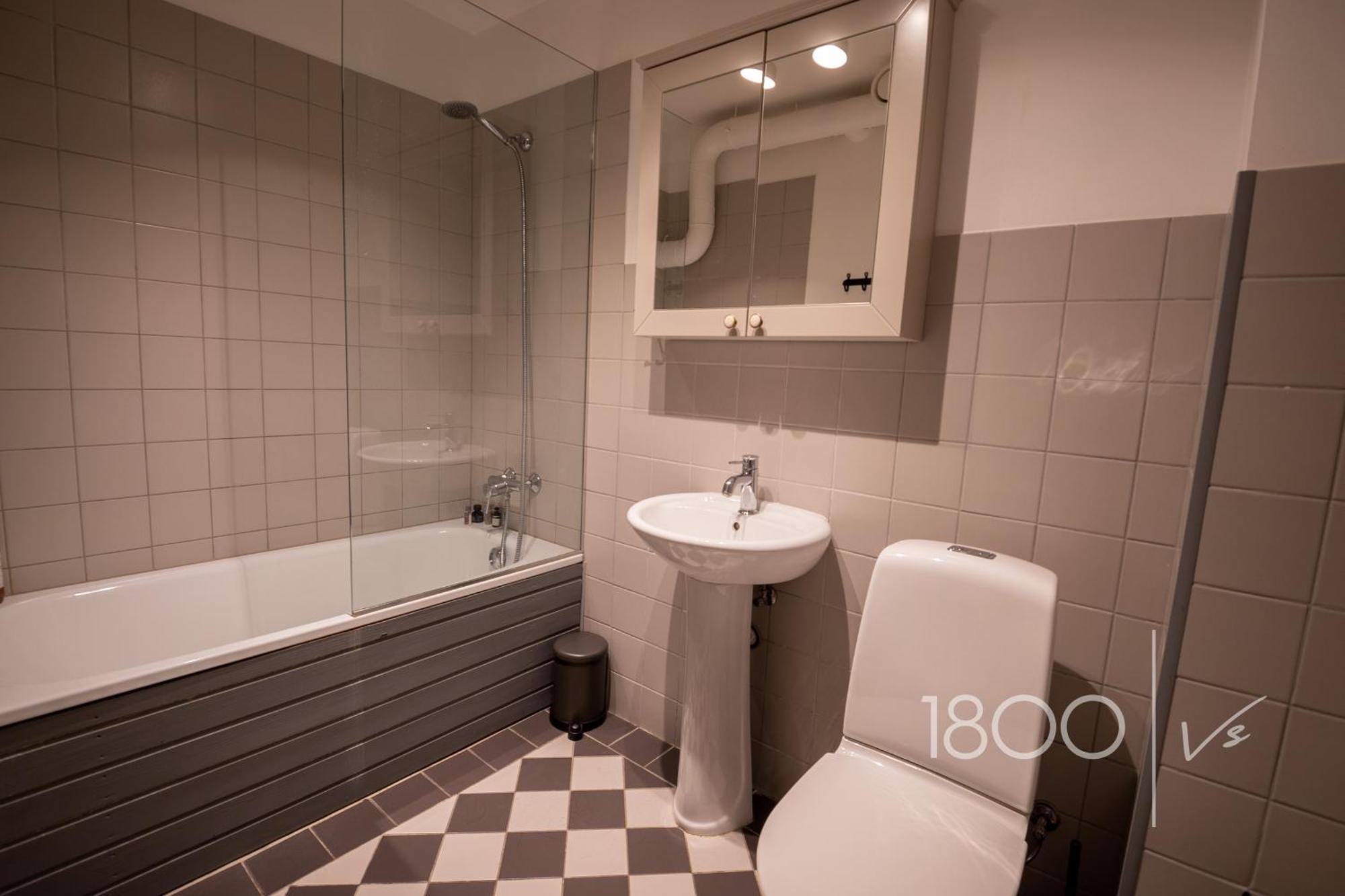 1800 By Vince Stay - Private Rooms In Town Hall Square Tartu Exteriör bild