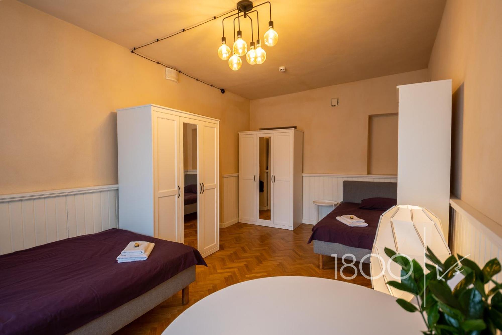 1800 By Vince Stay - Private Rooms In Town Hall Square Tartu Exteriör bild